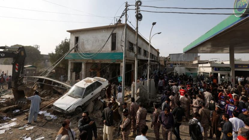 Blast at Pakistan bank branch constructed on sewage drain kills at least 10 Blast at Pakistan bank branch constructed on sewage drain kills at least 10