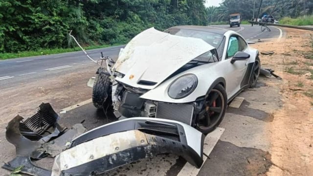 新加坡夫妇马国酿意外 驾保时捷撞电灯柱车头毁