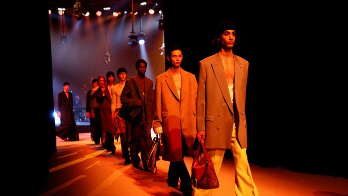 Gucci menjadi peragaan busana saat dunia fesyen menanti desainer baru