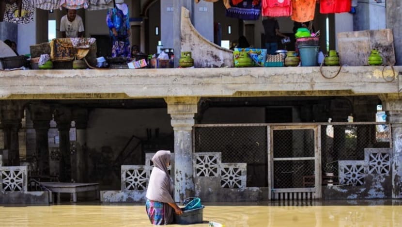 Sekurang-kurangnya 3 maut, 32,000 lagi kehilangan rumah akibat banjir di Sumatera Sekurang-kurangnya 3 maut, 32,000 lagi kehilangan rumah akibat banjir di Sumatera