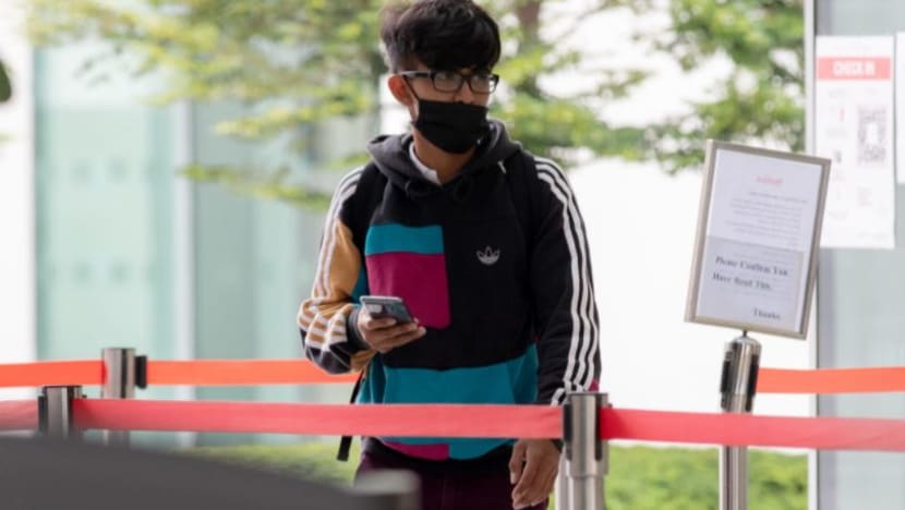 Lelaki dijel & denda; beri kawan pedang samurai untuk gertak pekerja kedai runcit Lelaki dijel & denda; beri kawan pedang samurai untuk gertak pekerja kedai runcit