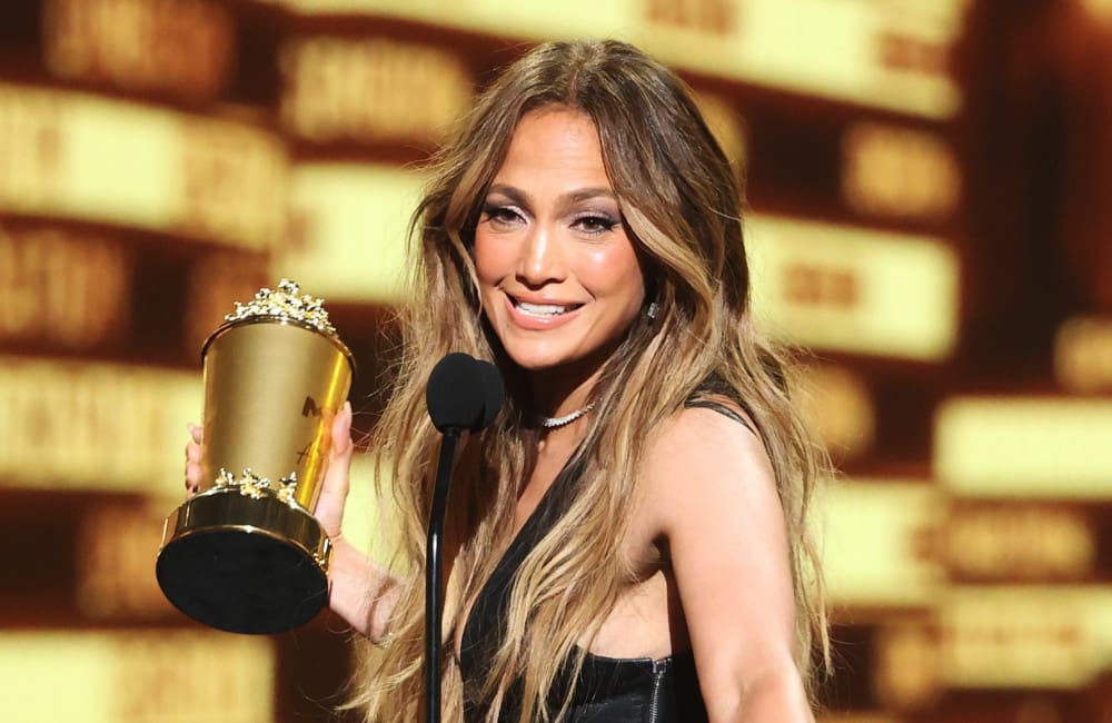 Jennifer Lopez Breaks Down As She Accepts Generation Award At 2022 MTV