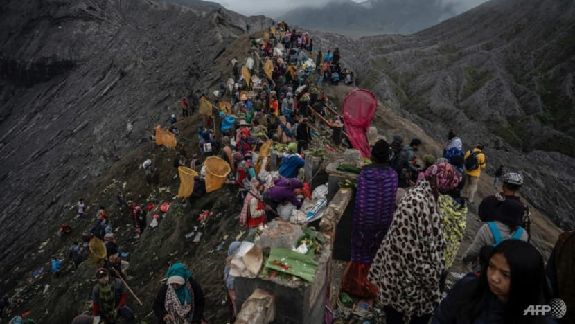 Thousands flock to Indonesian volcano for Hindu ritual sacrifice Thousands flock to Indonesian volcano for Hindu ritual sacrifice