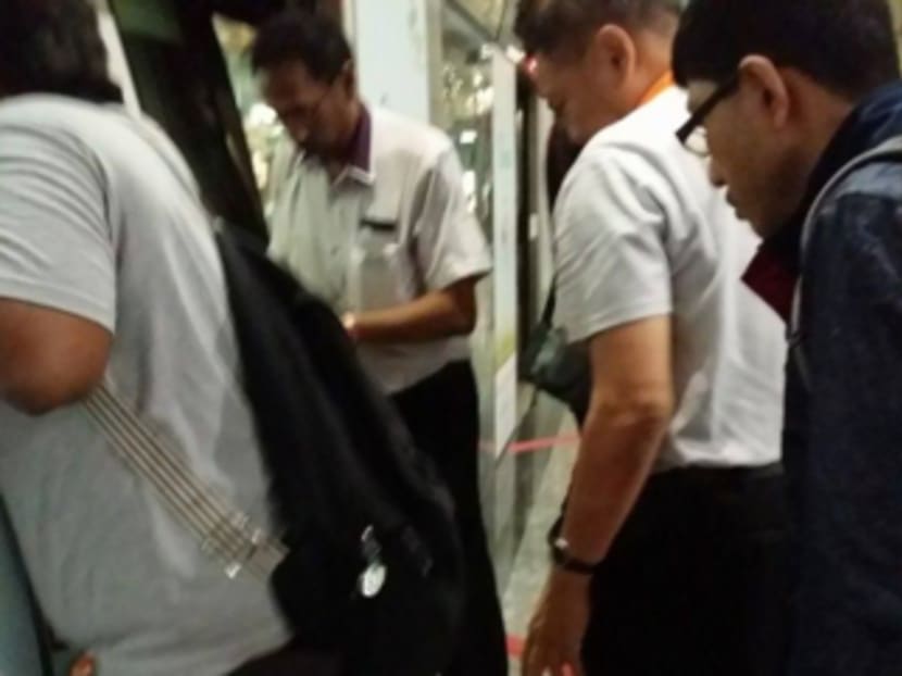 Student's leg stuck at Hougang MRT platform. Photo: "Long" on Facebook
