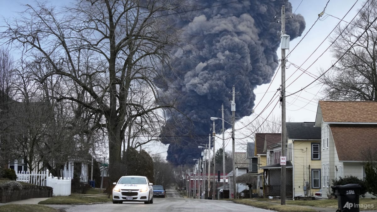 Sekretaris Transportasi AS Buttigieg mendorong perubahan keselamatan setelah penggelinciran Ohio yang berapi-api