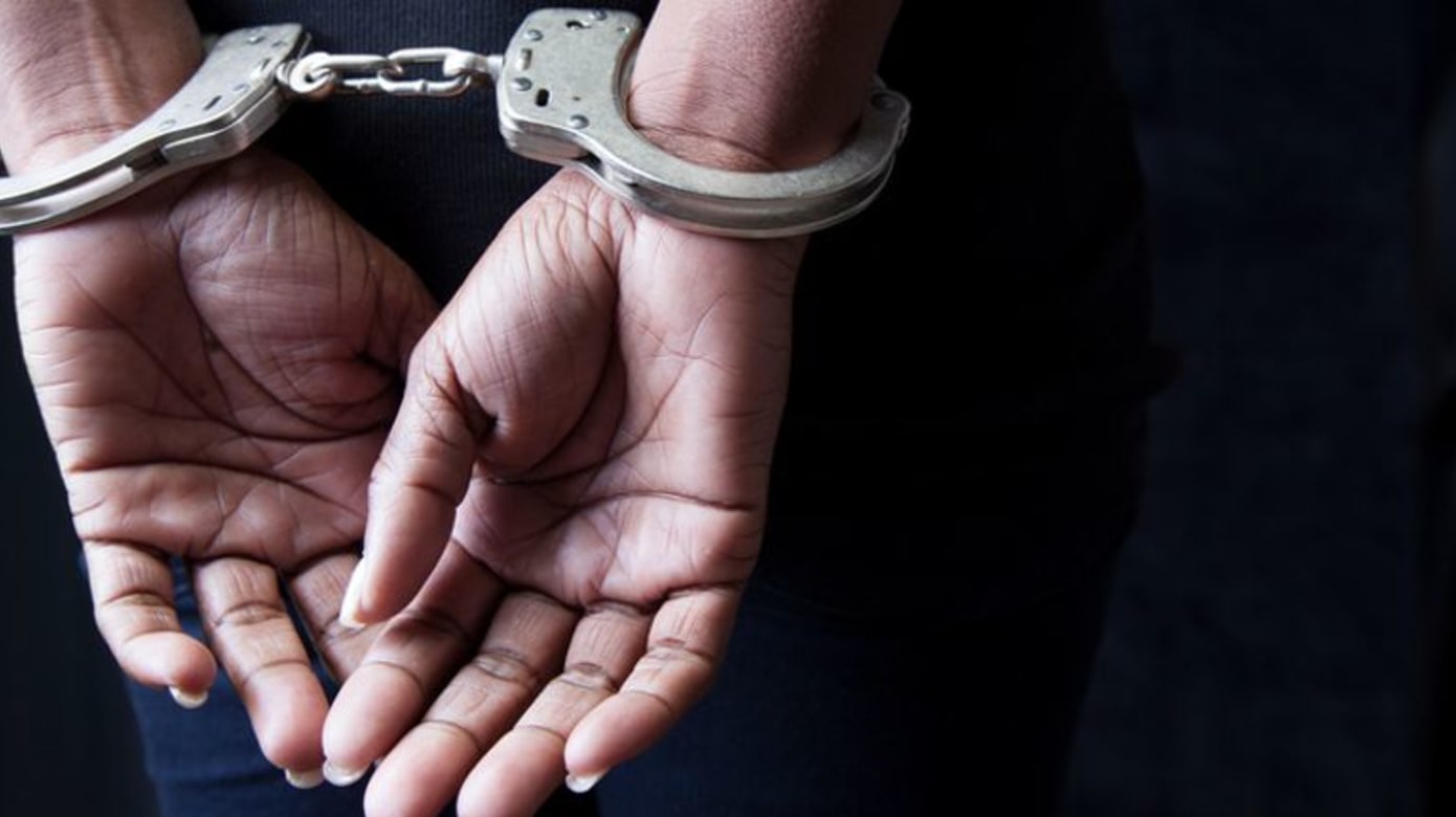 涉假称提供援交服务勒索男子近8500元 年轻女子被警方逮捕