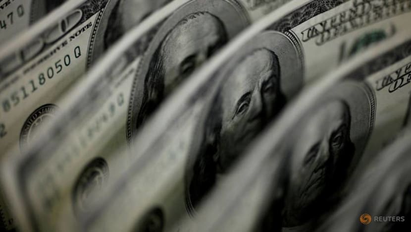 Dollar falls on expectations US rates will stay low for longer