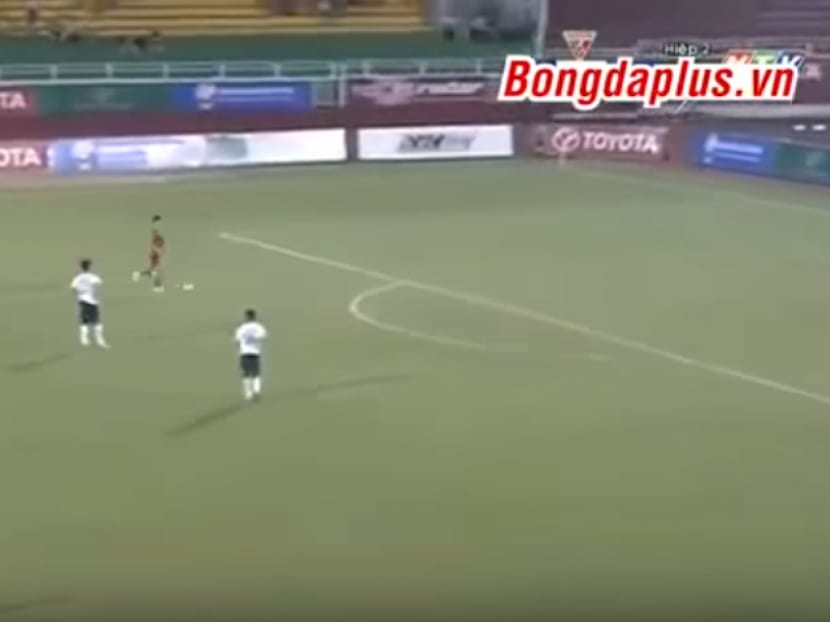 In this screen capture from YouTube, players from Long An were seen standing still and refusing to tackle their Ho Chi Minh City rivals in a televised V-League game. Photo: Screen capture via YouTube