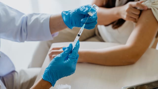 美国将决定是否更新冠病疫苗设计 以对抗变种毒株