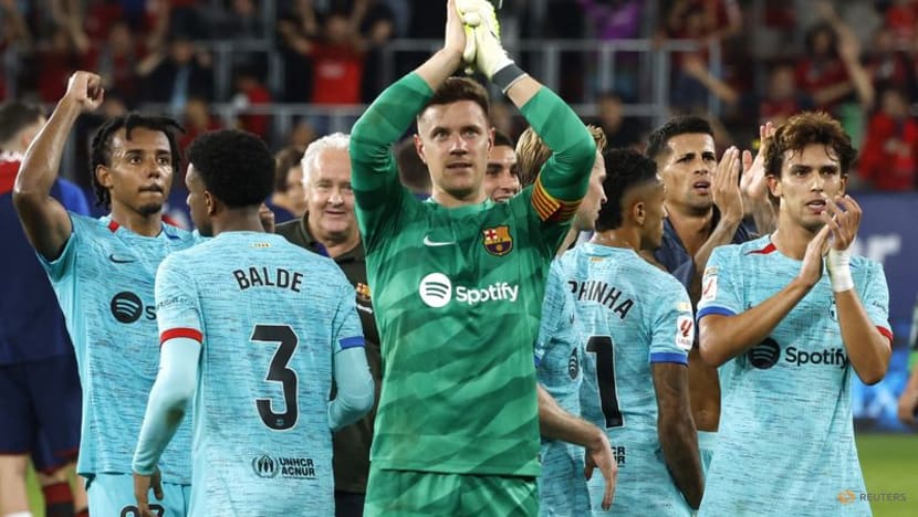 Lewandowski late penalty gives Barcelona 2-1 win at Osasuna