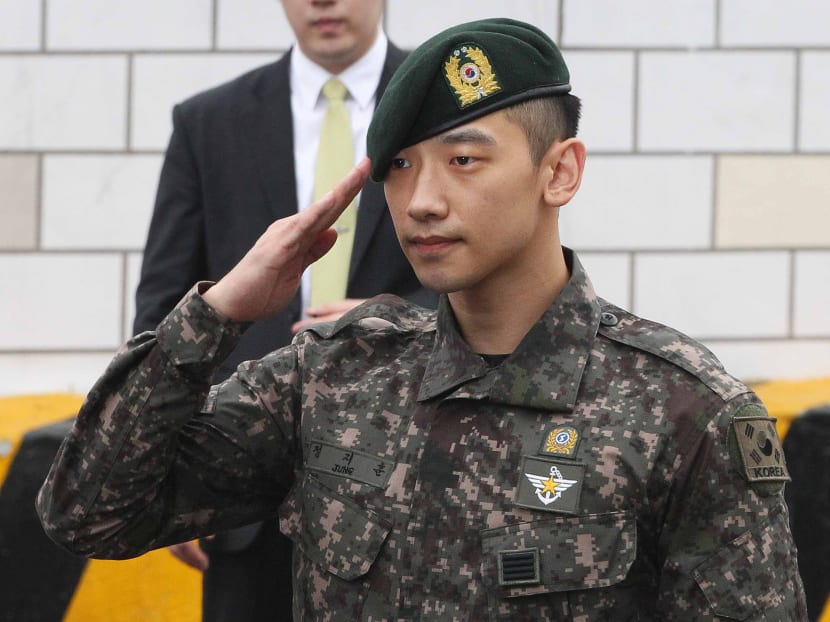 South Korean actor and singer Rain salutes to his fans and media after he served 21 months in the army. Photo: AP