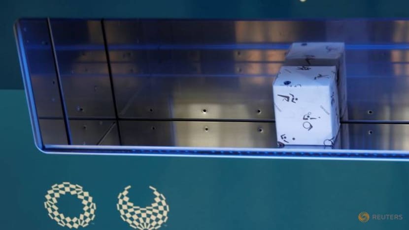 Buyers can skip the lines with souvenir vending machines Buyers can skip the lines with souvenir vending machines