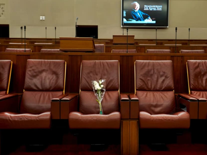 A bouquet of flowers is seen on the seat of the late first prime minister of Singapore Lee Kuan Yew, during a special parliamentary session at the Parliament House in Singapore, March 26, 2015. Photo: Reuters/Ministry of Communications and Information