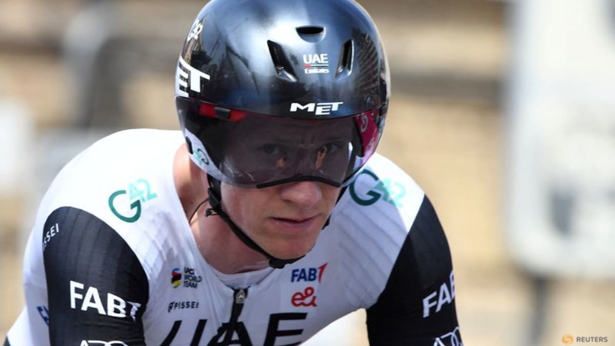 Ackermann berlari menuju kemenangan Giro tahap 11 setelah Geoghegan menjatuhkan Hart