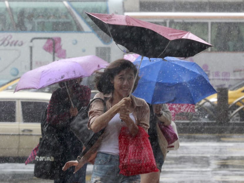 Gallery: Typhoon lashes Taiwan, killing 2, injuring more than 300