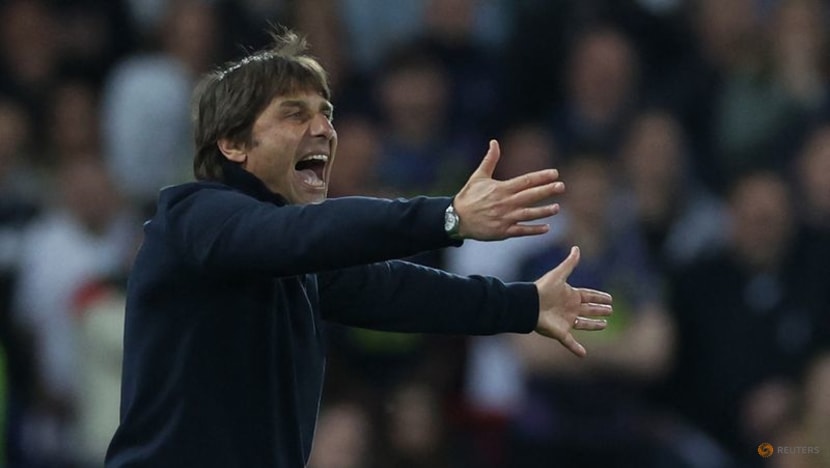 Soccer - Spurs deserve to be in top-four race, says Conte 