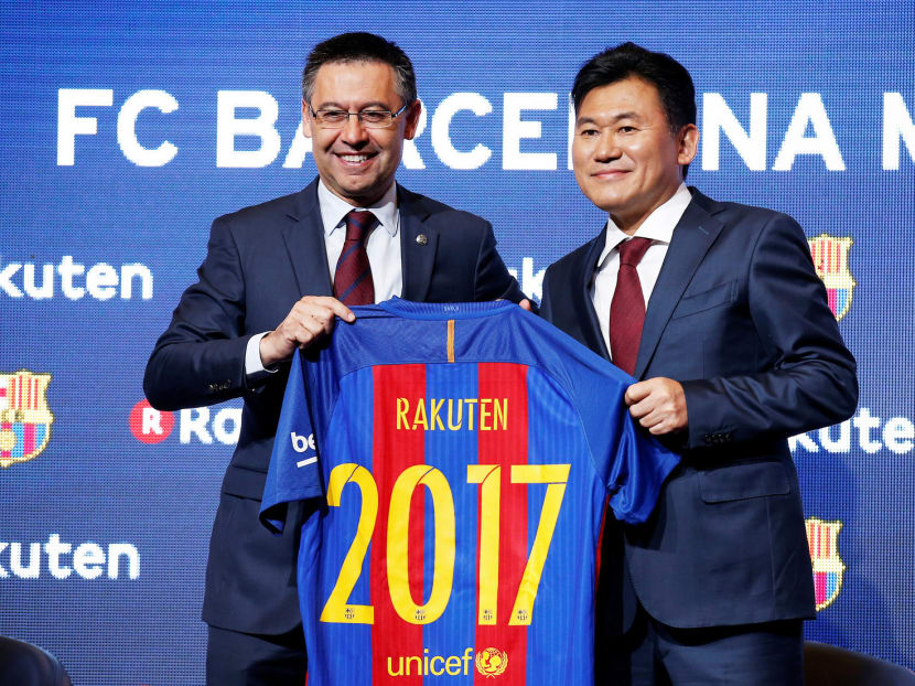FC Barcelona's president Josep Maria Bartomeu (left) and Rakuten's president and CEO Hiroshi Mikitani pose with a jersey after signing a contract as main sponsor in Barcelona, Spain November 16, 2016. Photo: REUTERS