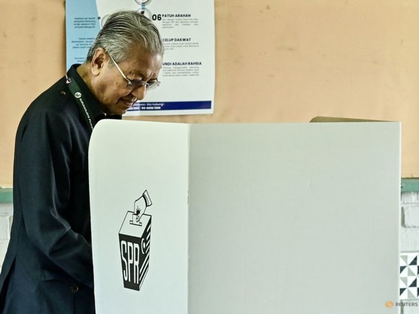 Former Malaysia Prime Minister and Gerakan Tanah Air chairman Mahathir Mohamad casts his vote for the country's general election at Alor Setar, Kedah, Malaysia November 19, 2022. Malaysian Department of Information/Hafiz Itam/Handout via REUTERS 