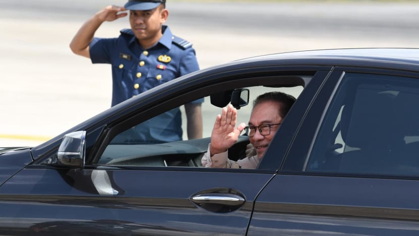Brunei sultan surprises Malaysia PM Anwar by driving him to his official residence Brunei sultan surprises Malaysia PM Anwar by driving him to his official residence