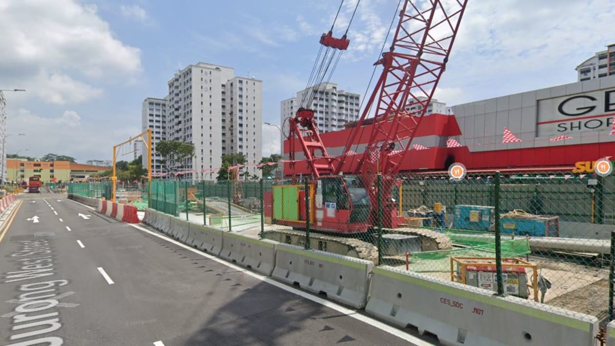 Worker dies after falling 7.5m at Jurong Region Line MRT construction site - Vimarsana News