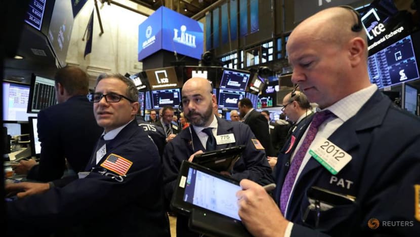 US stocks hold onto gains as government shutdown ends US stocks hold onto gains as government shutdown ends