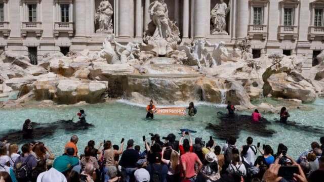 抗议补贴石化燃料 环保人士染黑意大利著名喷泉