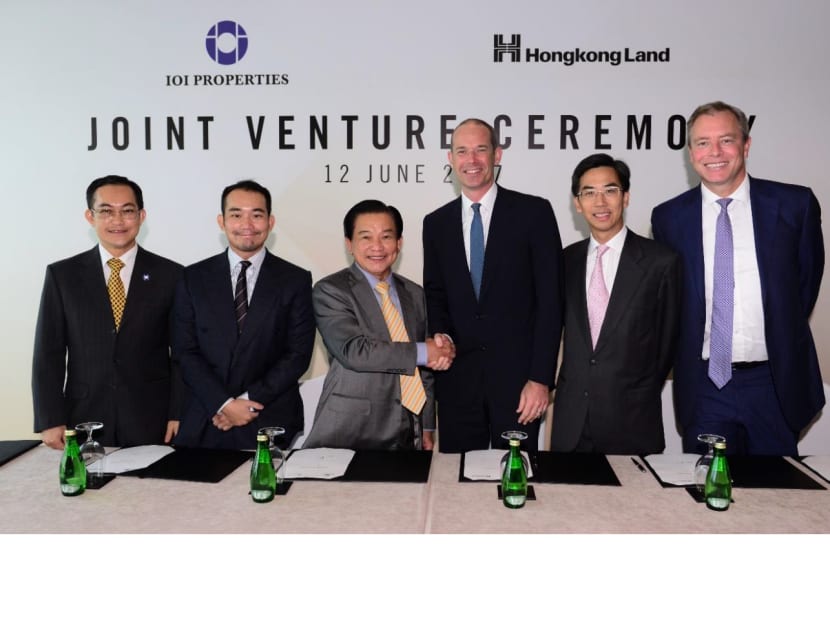 (From left) Mr Lee Yeow Chor, Non-Executive Director; Mr Lee Yeow Seng, Chief Executive Officer; and Mr Lee Shin Cheng, Executive Chairman of IOI Properties; Mr Ben Keswick, Chairman and Managing Director; Mr Robert Wong, Chief Executive and Mr Simon Dixon, Chief Financial Officer of Hongkong Land, at the signing of the Memorandum of Agreement to jointly develop the Central Boulevard land in Singapore. Photo: IOI Properties/ Hongkong Land