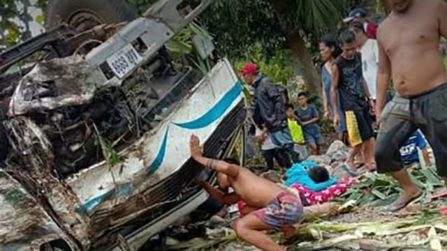 菲律宾一小型卡车翻覆 至少11人死数十人受伤