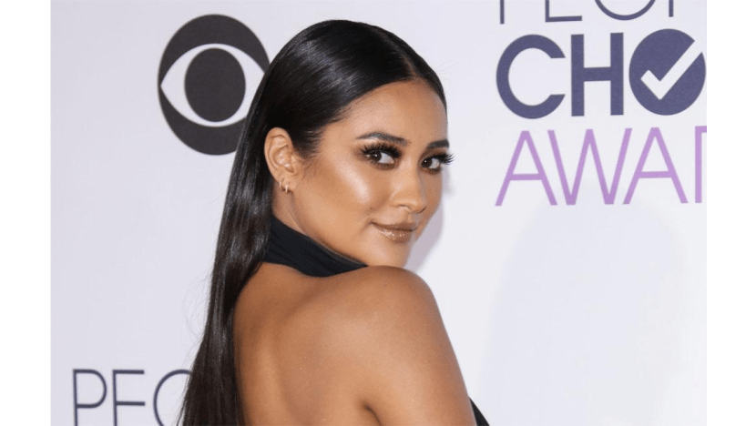 Shay Mitchell wearing diapers during pregnancy