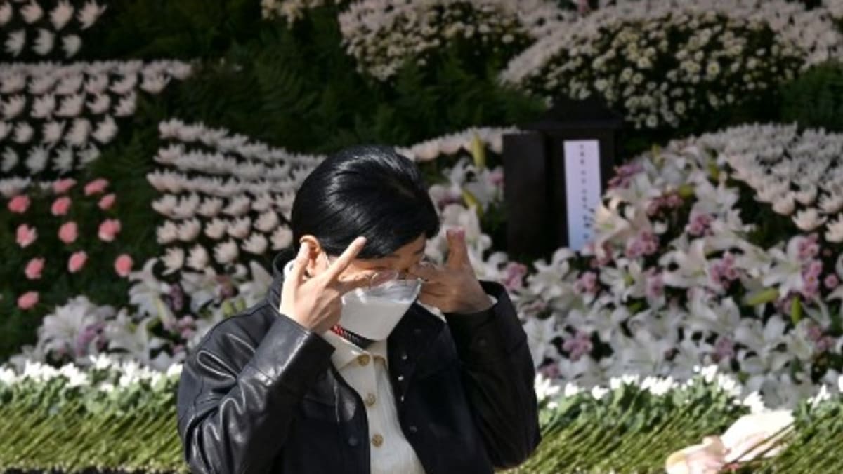 ‘Hatiku hancur’: Warga Korea Selatan berbondong-bondong menghadiri peringatan, berduka atas korban gerombolan Halloween