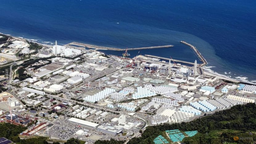Four Japan nuclear plant workers splashed with tainted water