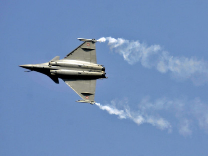 A Rafale fighter jet performs during the Aero India air show at Yelahanka air base in the southern Indian city of Bengaluru February 18, 2015. India will decide on the fate of a long-delayed deal for 126 Dassault Rafale fighter jets only after March, the country's defence minister said on Wednesday. REUTERS/Abhishek N. Chinnappa (INDIA - Tags: MILITARY POLITICS TRANSPORT BUSINESS)