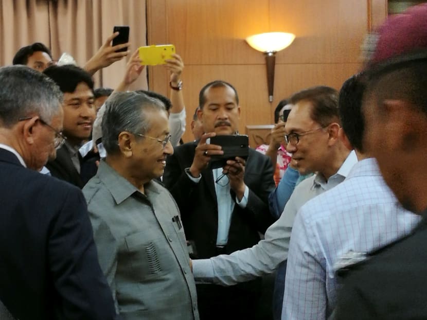 Malaysia's former prime minister Mahathir Mohamad (centre left) met with jailed opposition leader Anwar Ibrahim (centre right) in a high court in Kuala Lumpur last September. Photo: Lawyers for Liberty/Handout via REUTERS