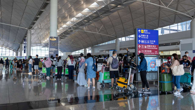 香港机场上月接待旅客数达210万 增长约24倍