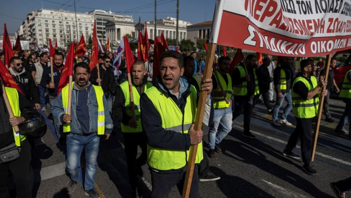 Ribuan orang melakukan demonstrasi ketika warga Yunani melakukan aksi mogok karena inflasi yang ‘mencekik’