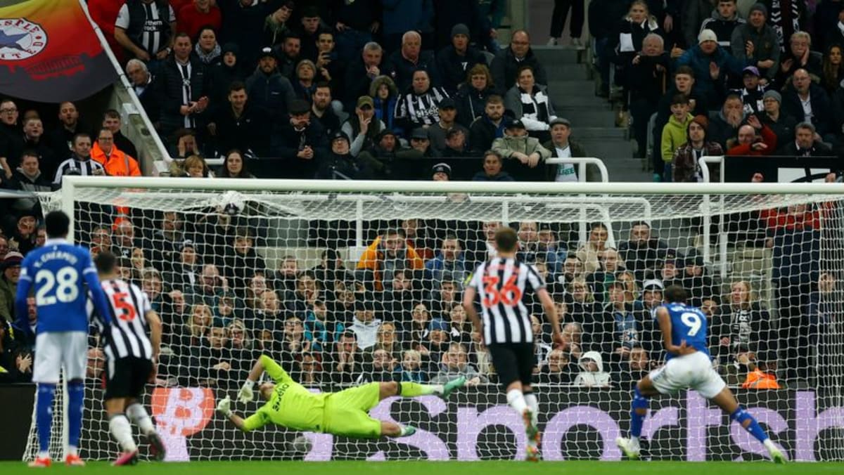 Calvert-Lewin pounces on Burnley error to seal Everton win