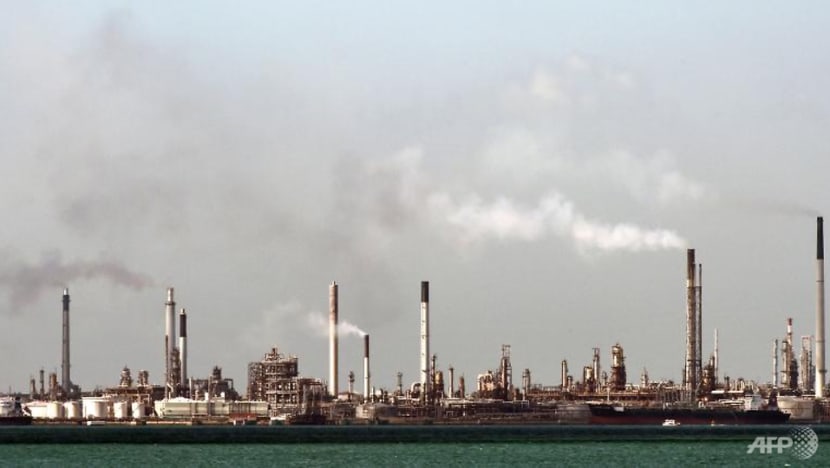 Shell considers solar panels to power Singapore refinery site Shell considers solar panels to power Singapore refinery site