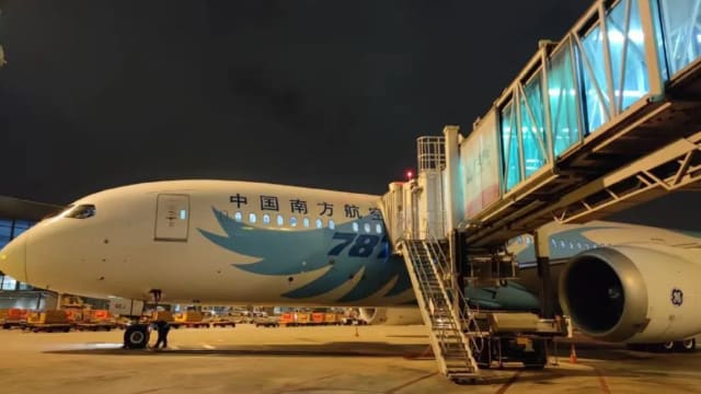 中国解除入境全员核酸集中隔离 首批旅客顺利通关