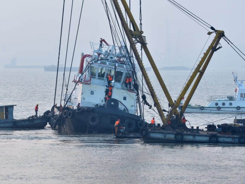 Rescuers approach the lifted wreckage of capsized tug boat Wanshenzhou 67 on the Yangtze River near Jingjiang, east China's Jiangsu Province, today (Jan 17). Photo: Xinhua (via AP)