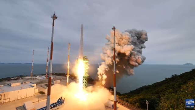 韩国自主研制运载火箭“世界”号顺利升空