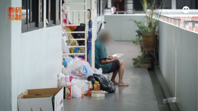 老妇家堆杂物睡走廊十多年 邻居送饭盼有人帮她