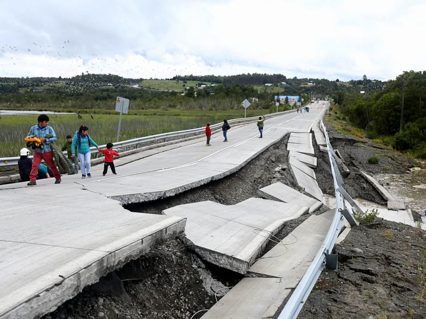 File photo of people inspecting damage caused on highway 5 south on Chiloe Island off the Pacific coast of southern Chile, by a 7.7-magnitude earthquake on December 25, 2016. Photo: AFP