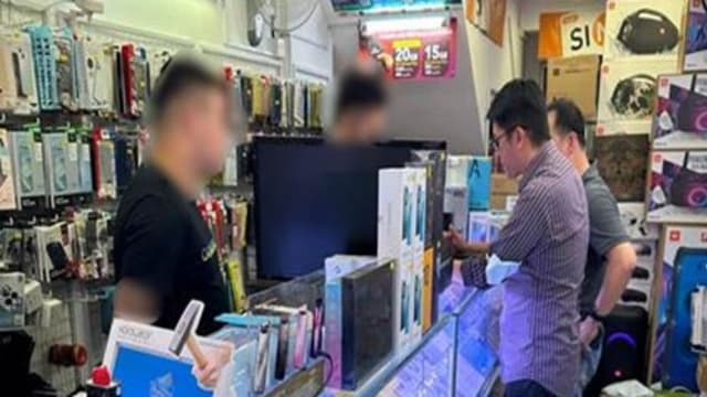 涉嫌利用顾客资料签订手机SIM卡 三名男子被捕