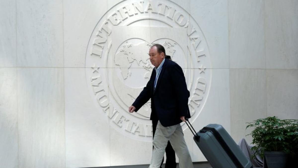 IMF memberikan peringatan risiko keuangan, namun bersikeras untuk terus memerangi inflasi