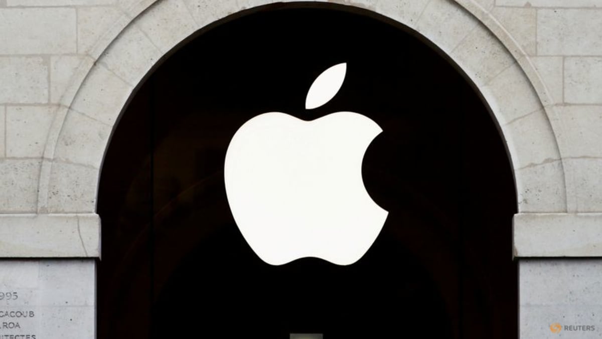 Apple mempekerjakan mantan insinyur Tesla untuk meningkatkan upaya mobil self-driving – Bloomberg News