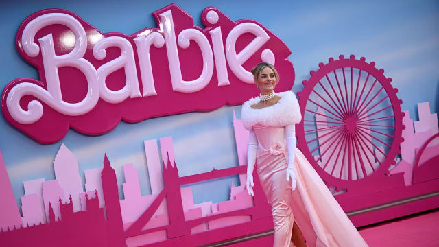 “Barbie”真人版电影上映　Margot Robbie还原芭比娃娃经典造型
