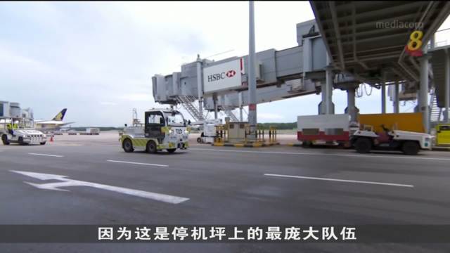 樟宜机场试行无人驾驶行李车 安全送行李上飞机