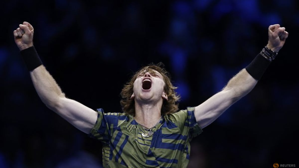 Rublev bangkit untuk mengalahkan Tsitsipas dan mencapai empat besar ATP Finals