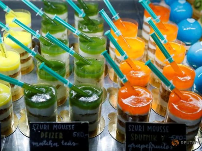 Astra is yellow, Pfizer is green - Hungarian pastry shop offers vaccine-themed treats Astra is yellow, Pfizer is green - Hungarian pastry shop offers vaccine-themed treats