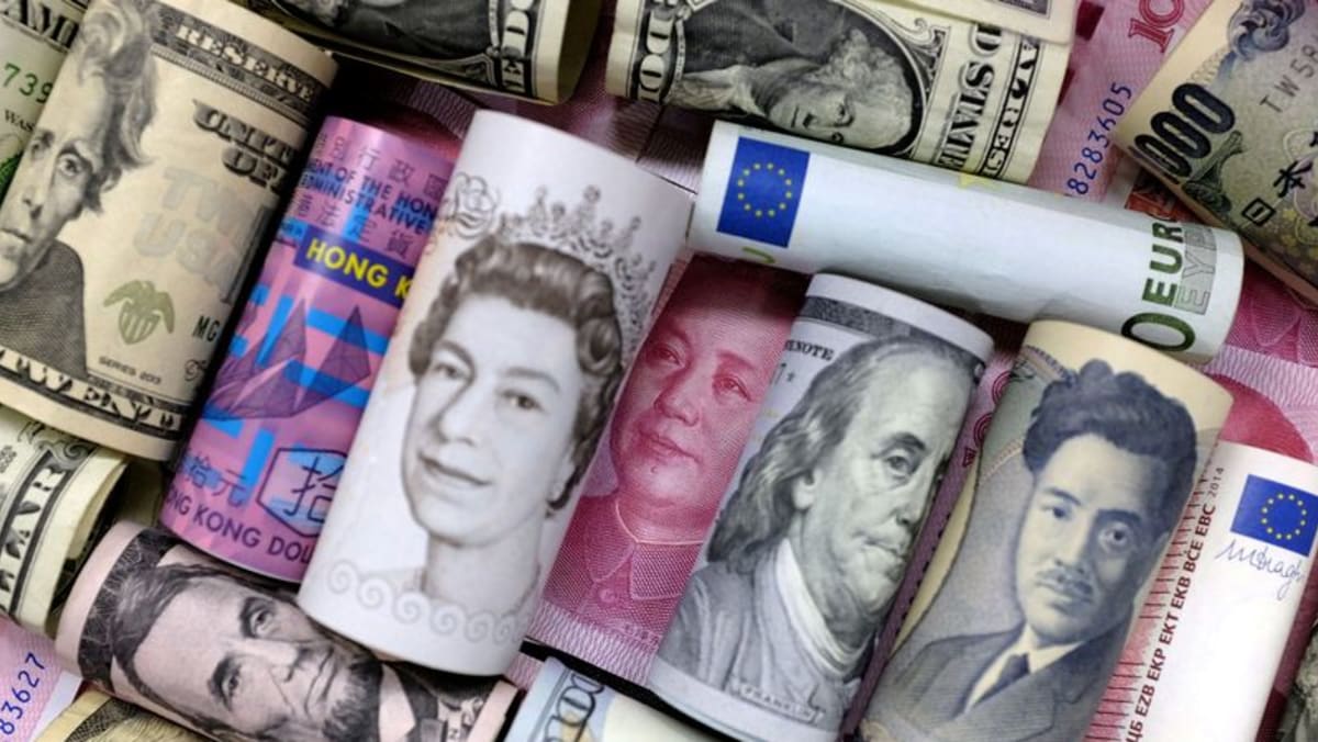Euro, poundsterling menguat, dolar melemah seiring investor mengambil dana